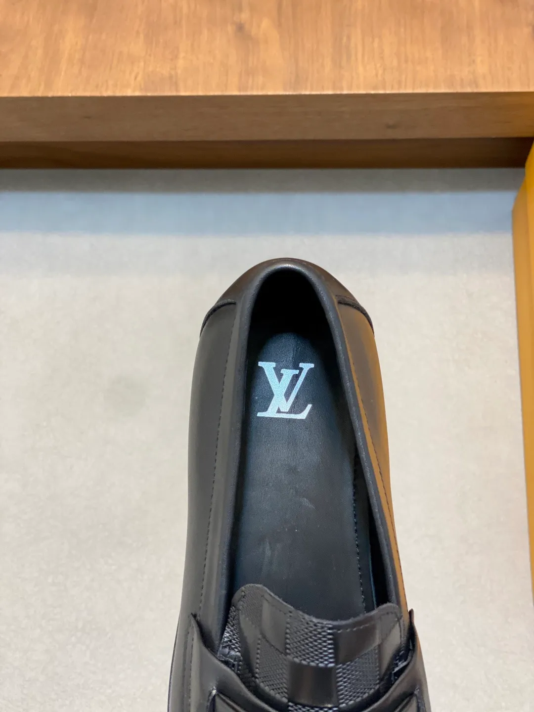 💰920 LV GLOVE slip-on loafers, top quality products produced in Guangzhou, ready for sale! These LV Glove loafers are made of selected soft crystal sheep leather. The leather surface has a slightly wrinkled texture and a very high-end texture. Each pair is unique. The leather surface is light and soft, with a delicate texture and good luster. It is a classic loafer style, with exquisite handmade mark stitching on the toe, and a square toe configuration to highlight the classic style. The horizontal band has hot-printed LV three-dimensional letters, semi-solid handcrafts and a genuine leather outsole, and a rubber patch on the heel to create wear-resistant performance and comfort. One of the must-have loafers for men! Comes with full original packaging! Code number: 39-40-41-42-43-44 (45 customized) standard leather shoe code